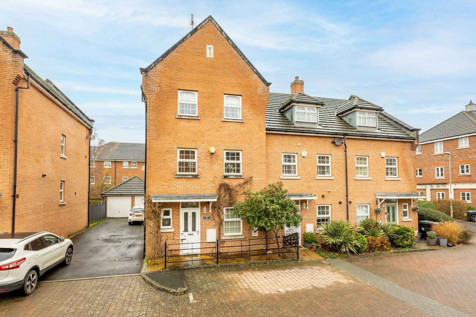 4 bedroom end terraced house for sale Curo Park, Frogmore, AL2, main image