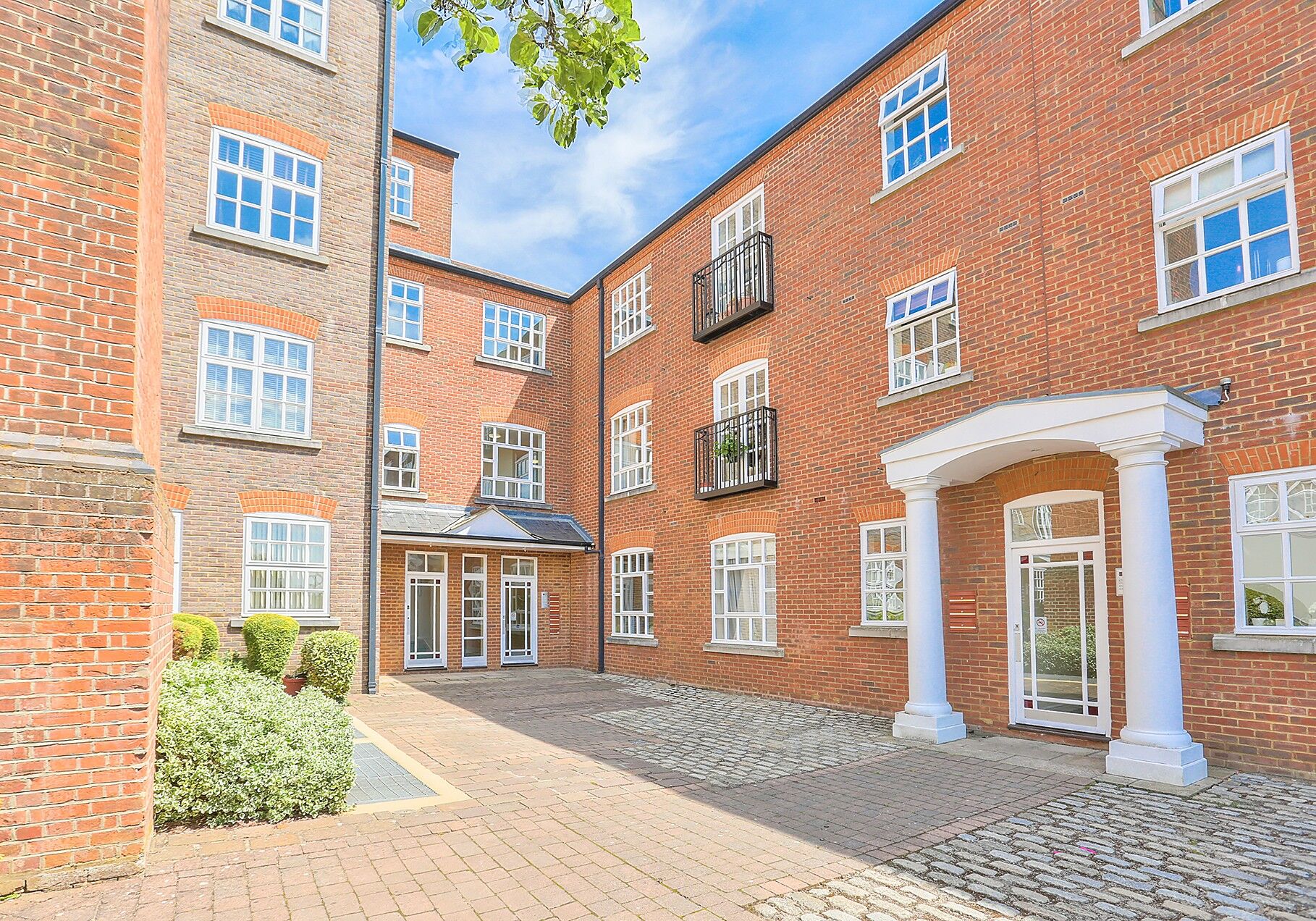 2 bedroom  flat to rent, Available from 05/07/2024 Milliners Court, Lattimore Road, AL1, main image
